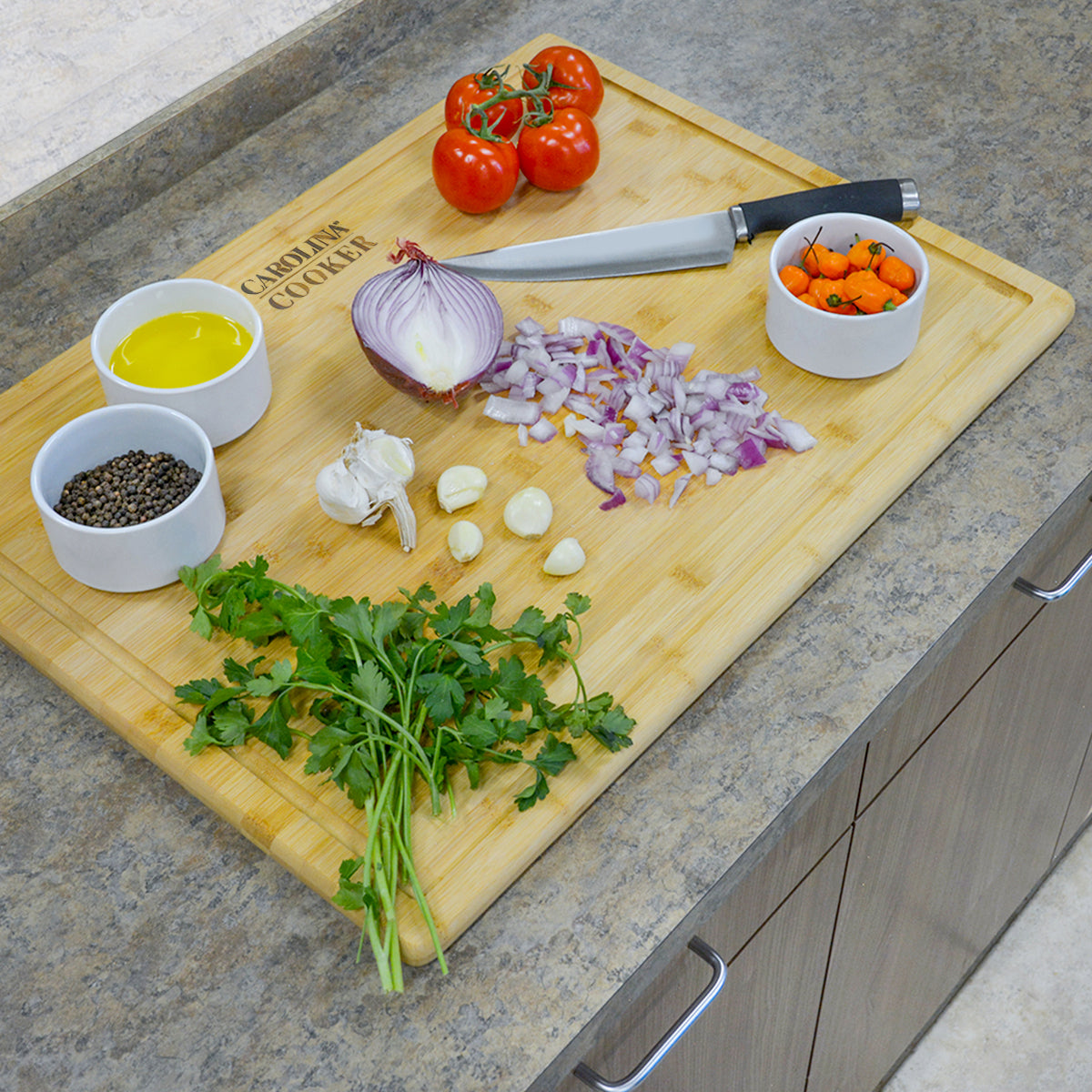 L BAMBOO CUTTING BOARD W/ LOGO